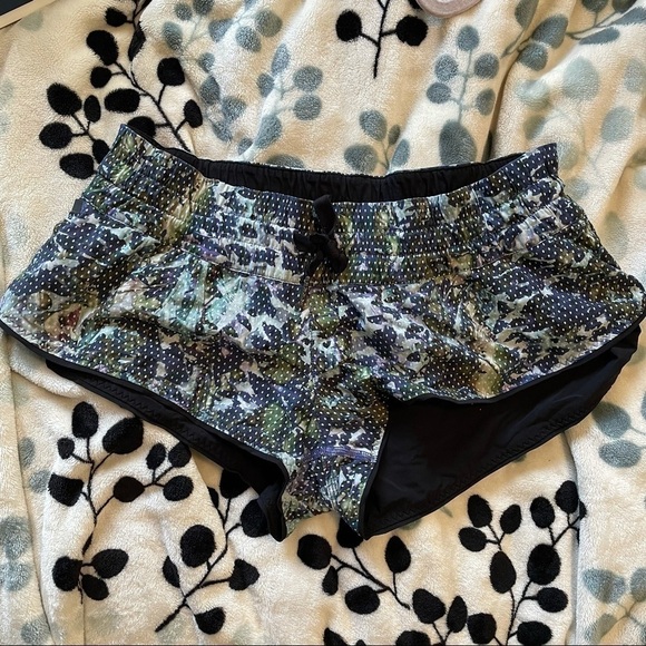 Lululemon Water: Surf Short Floral Sport White Multi / Black Reversible 8 - Picture 3 of 7